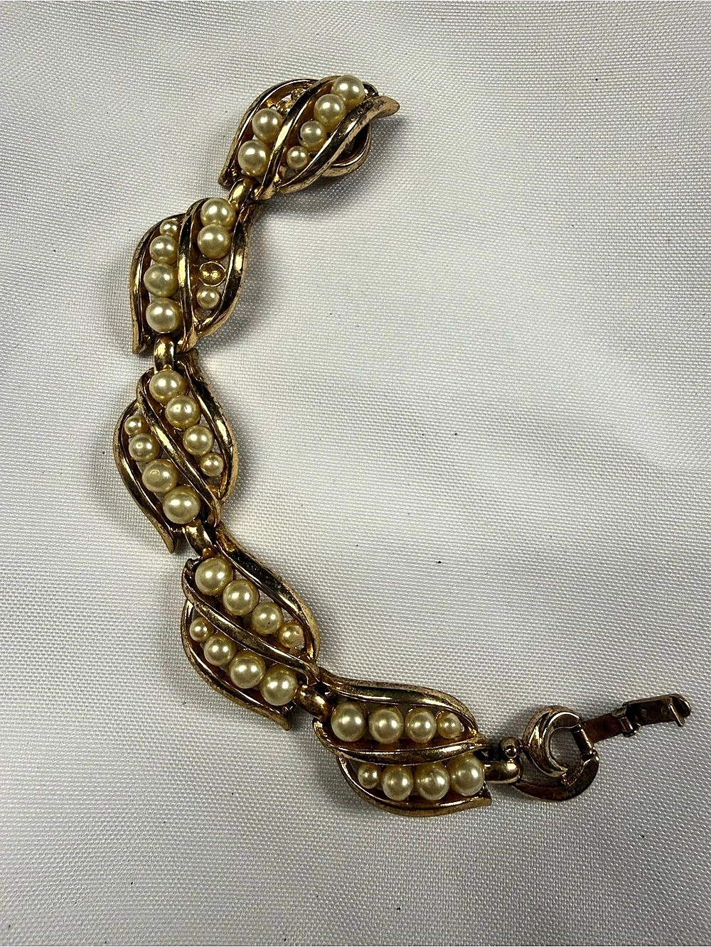Vintage 30Pearl Link Bracelet in Gold & White